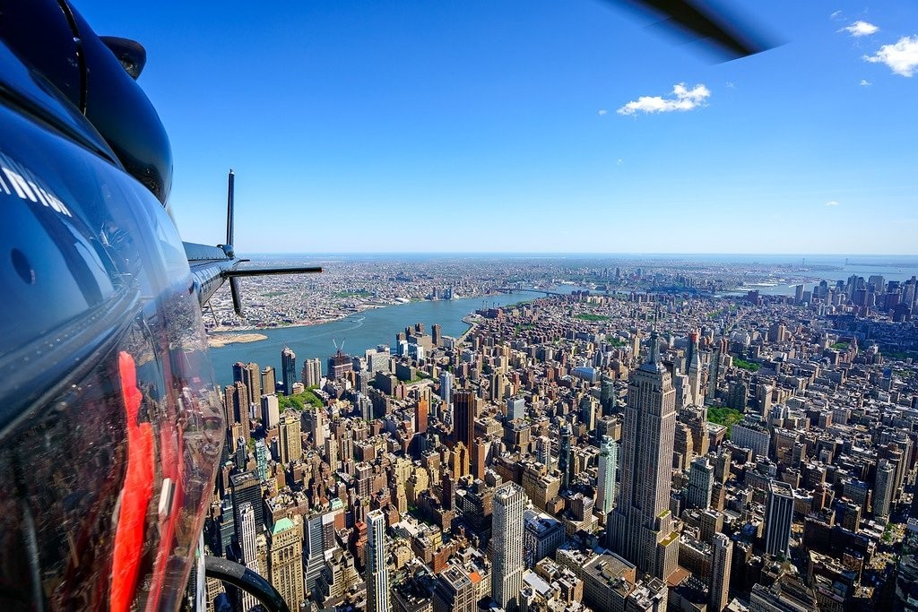 マンハッタン上空でヘリコプターからぶら下がっている