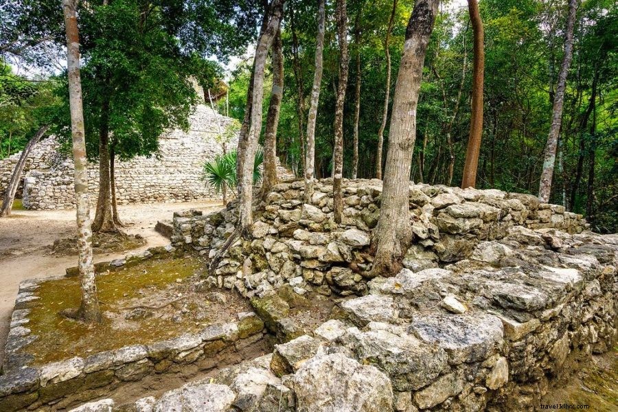 Escalando las antiguas ruinas mayas de Coba (¡como Indiana Jones!)