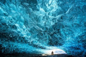 孤独の要塞：アイスランドのクリスタルアイス洞窟を訪ねる
