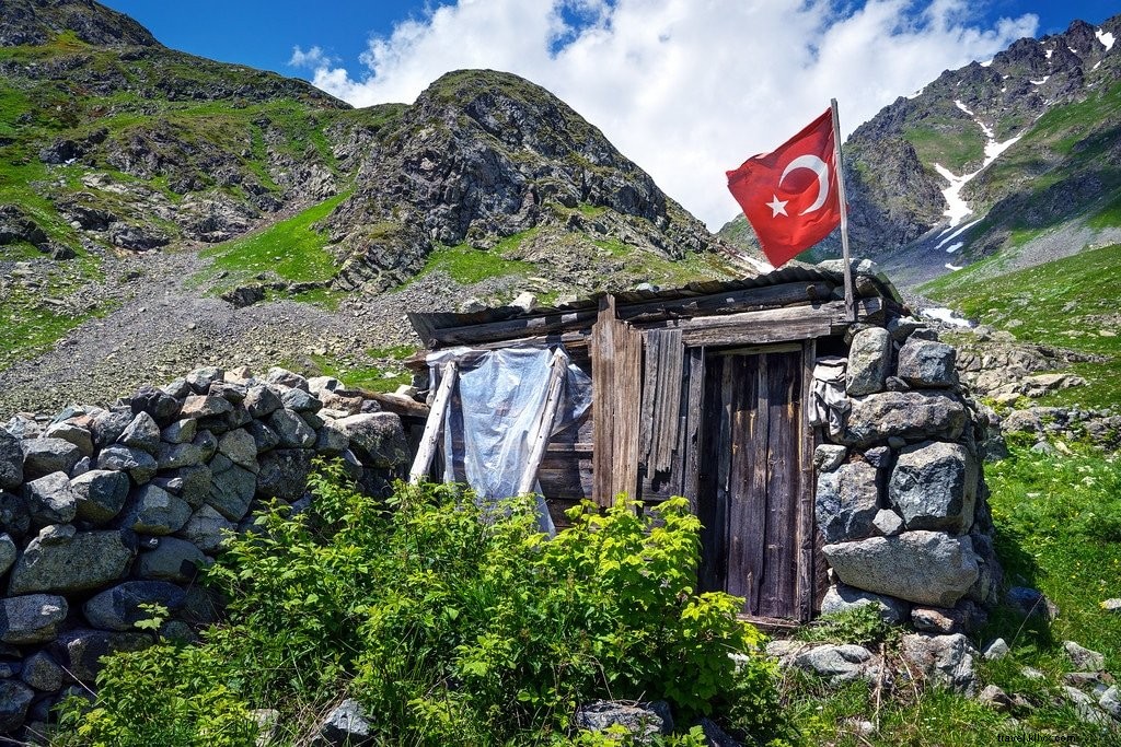 野花と氷：トルコの雄大なカッカー山脈のハイキング