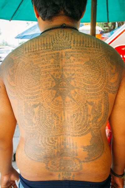 Bendecido por un monje:hacerse un tatuaje mágico de Sak Yant