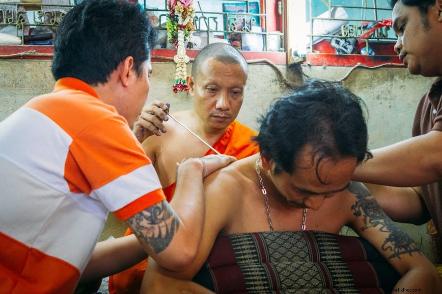 Benedetto da un monaco:ottenere un tatuaggio magico di Sak Yant