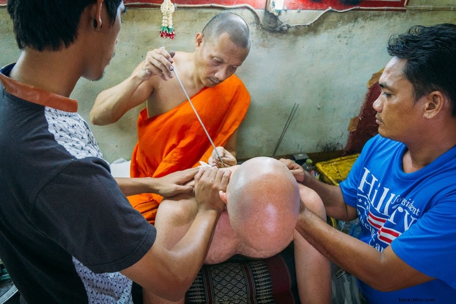Abençoado por um monge:fazendo uma tatuagem mágica de Sak Yant