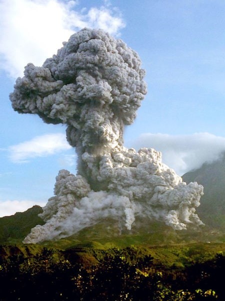 サンティアギート山のハイキング：グアテマラの爆発する火山を訪ねる