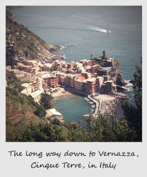 Polaroid della settimana:La lunga discesa verso Vernazza | Cinque Terre, Italia