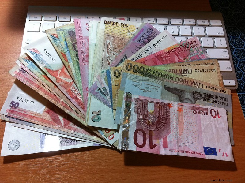 Economize dinheiro em viagens com uma conta em várias moedas:guia do viajante para as melhores escolhas