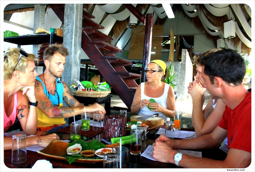 裸足とそよ風：ランタ島のライムのための時間でのビーチフロントのタイ料理