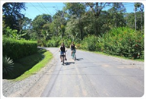 Ciclismo a lo largo de la costa caribeña de Costa Rica