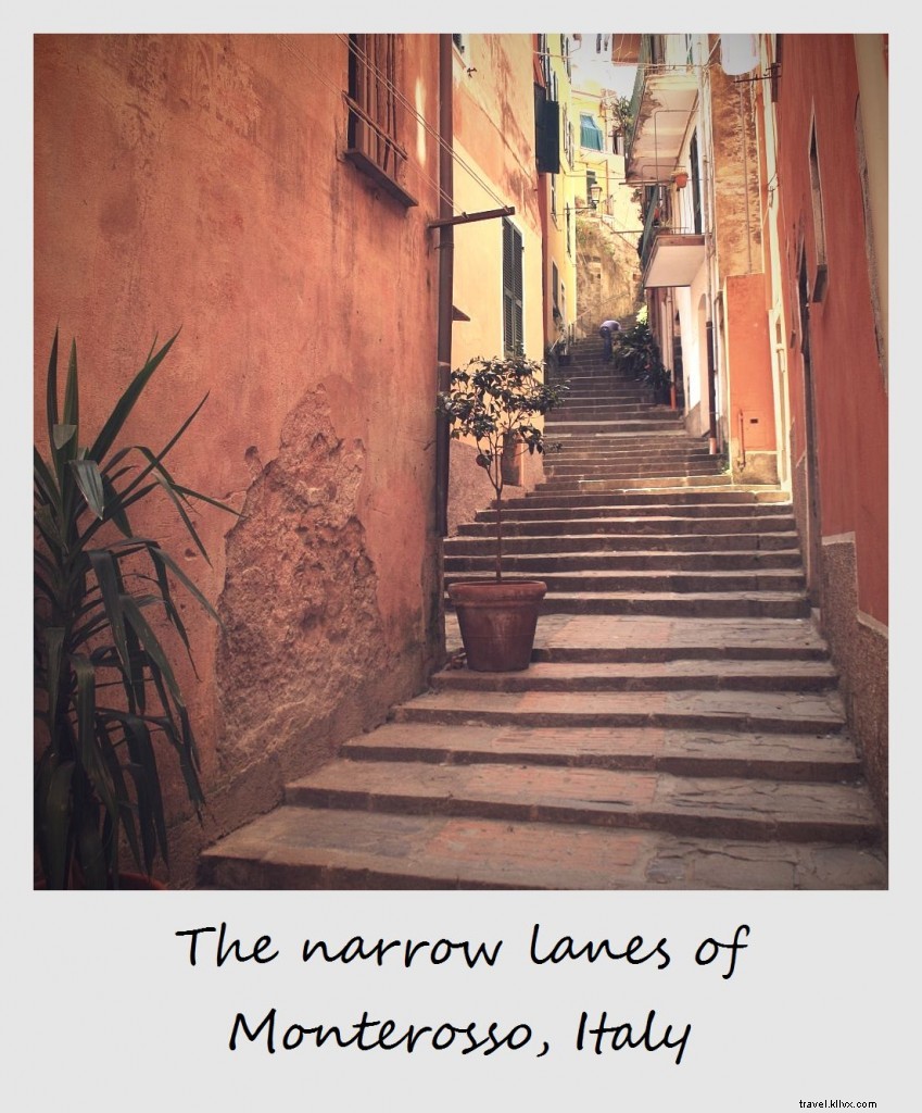 今週のポラロイド：モンテロッソアルマーレの狭い路地、 イタリア