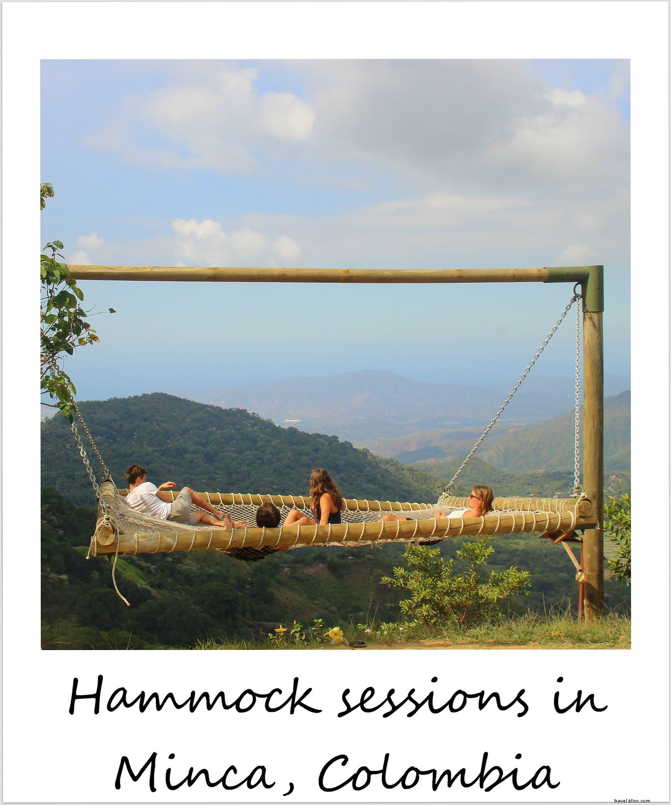 今週のポラロイド：ミンカの巨大なハンモックからの山の景色、 コロンビア