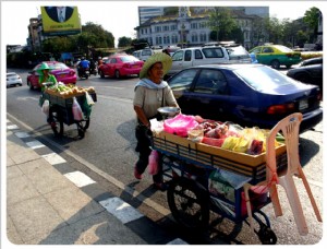 Pecandu makanan jalanan sedang berburu di Thailand