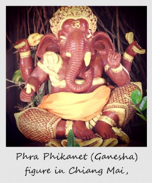 Polaroid de la semana:Phra Phikanet (Ganesha) en Chiang Mai, Tailandia