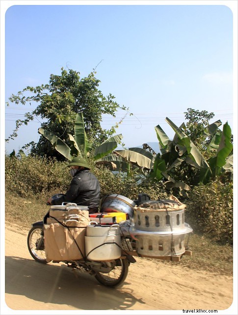 Vomitar, banheiros atarracados e muitas tangerinas:um dia de transporte (não tão) típico no Laos