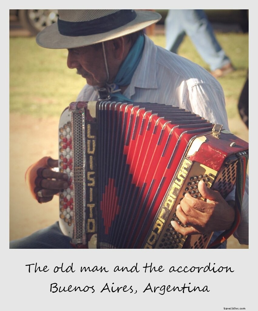 今週のポラロイド：ブエノスアイレスのフェリアデマタデロスのアコーディオン奏者
