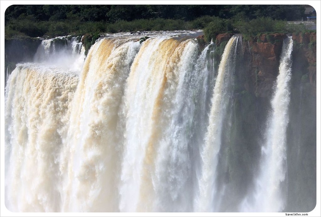 Ella dijo, Ella dijo:El desvío a las Cataratas del Iguazú