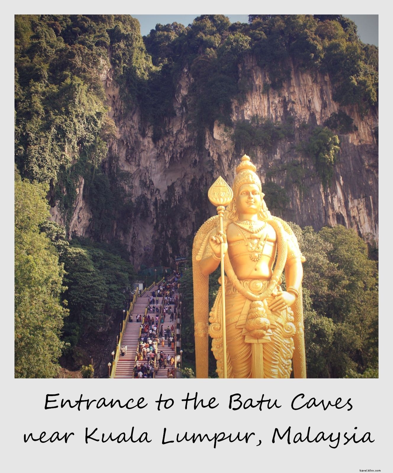 Polaroid de la semaine :L entrée des grottes de Batu près de Kuala Lumpur, Malaisie