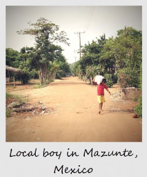 Polaroid da semana:menino em Mazunte