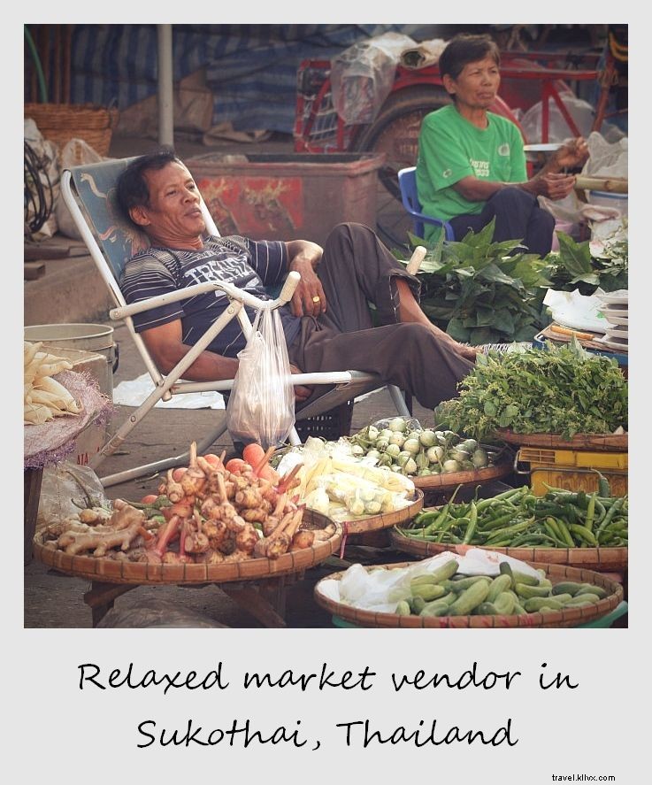 今週のポラロイド：スコータイのリラックスしたマーケットベンダー、 タイ