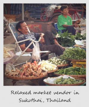 Polaroid de la semana:vendedor de mercado relajado en Sukhothai, Tailandia