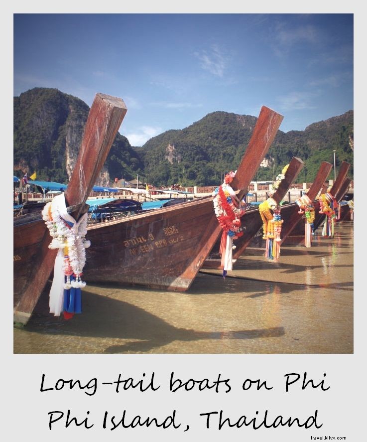 Polaroid de la semaine :Bateaux à longue queue sur l île de Phi Phi, Thaïlande