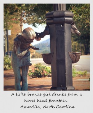 Polaroid da semana:Garotinha de bronze na fonte | Asheville, Carolina do Norte