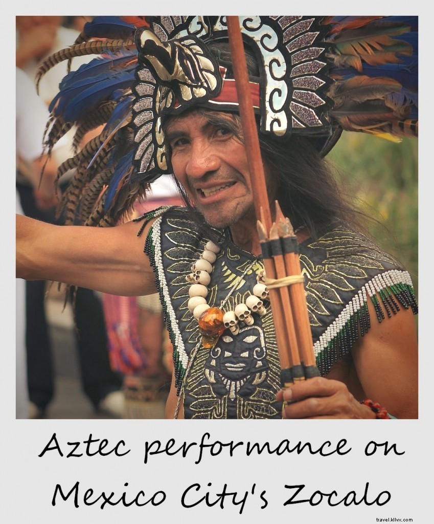 Polaroid minggu ini:Pemain Aztec di Zocalo . Mexico City