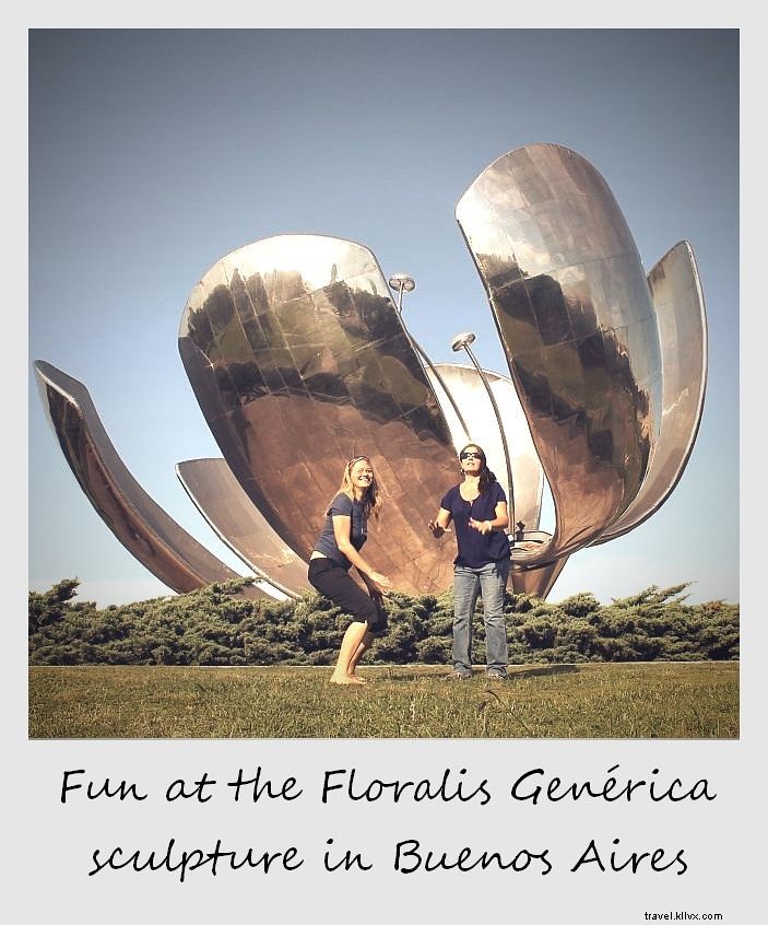 Polaroid de la semana:diversión en la escultura Floralis Genérica en Buenos Aires
