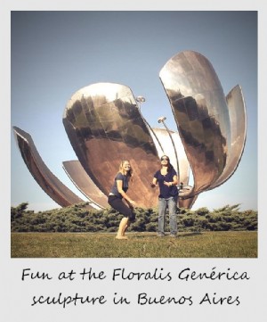 Polaroid da semana:Diversão na escultura Floralis Genérica em Buenos Aires
