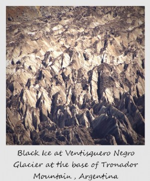 今週のポラロイド：Ventisquero Negro Glacierのブラックアイス、 アルゼンチン