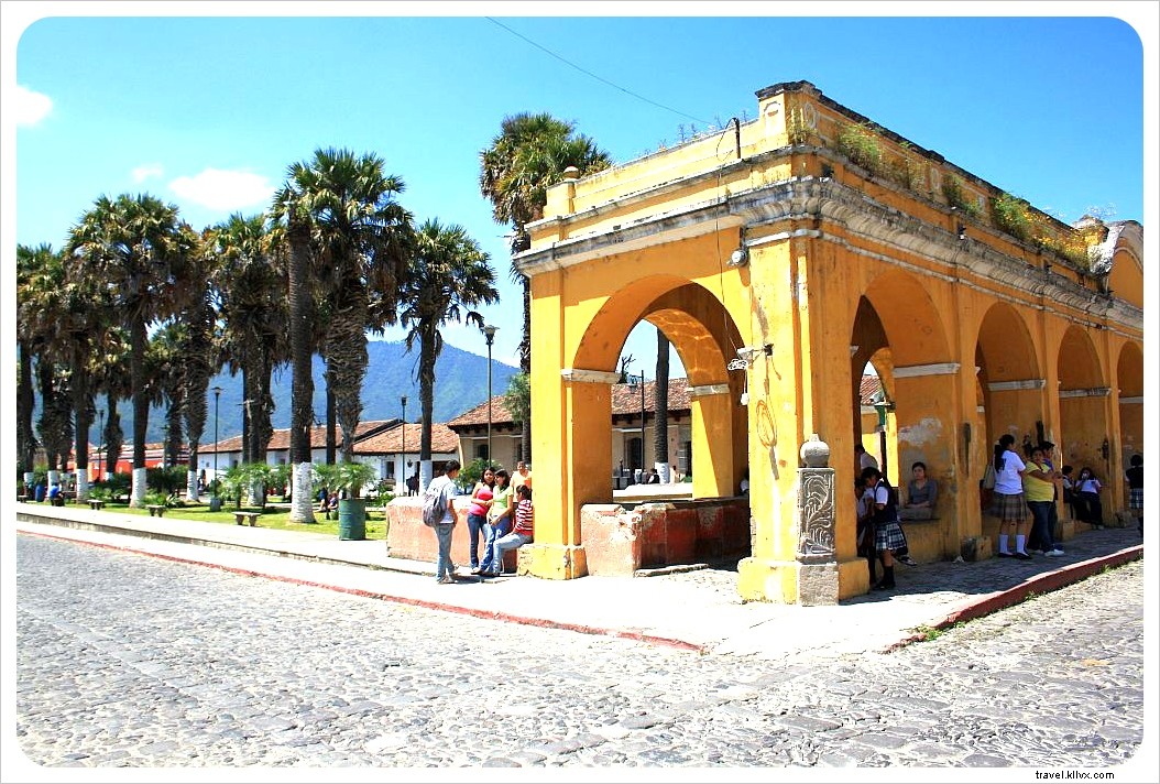 元地元のアンティグアガイド、 グアテマラ