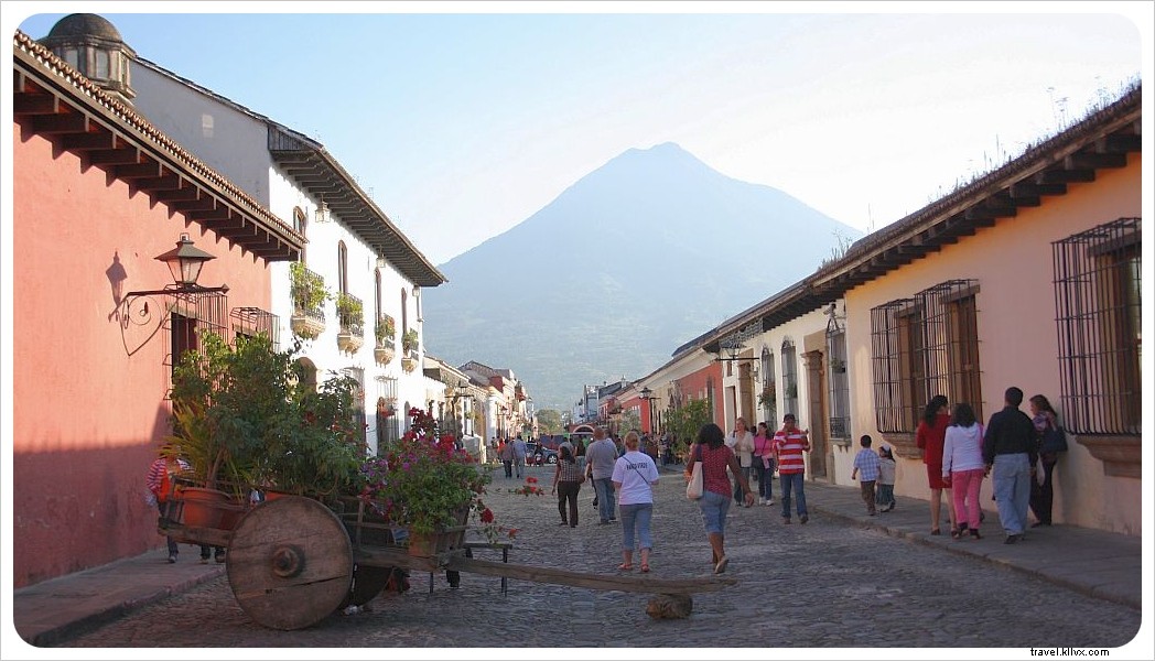元地元のアンティグアガイド、 グアテマラ