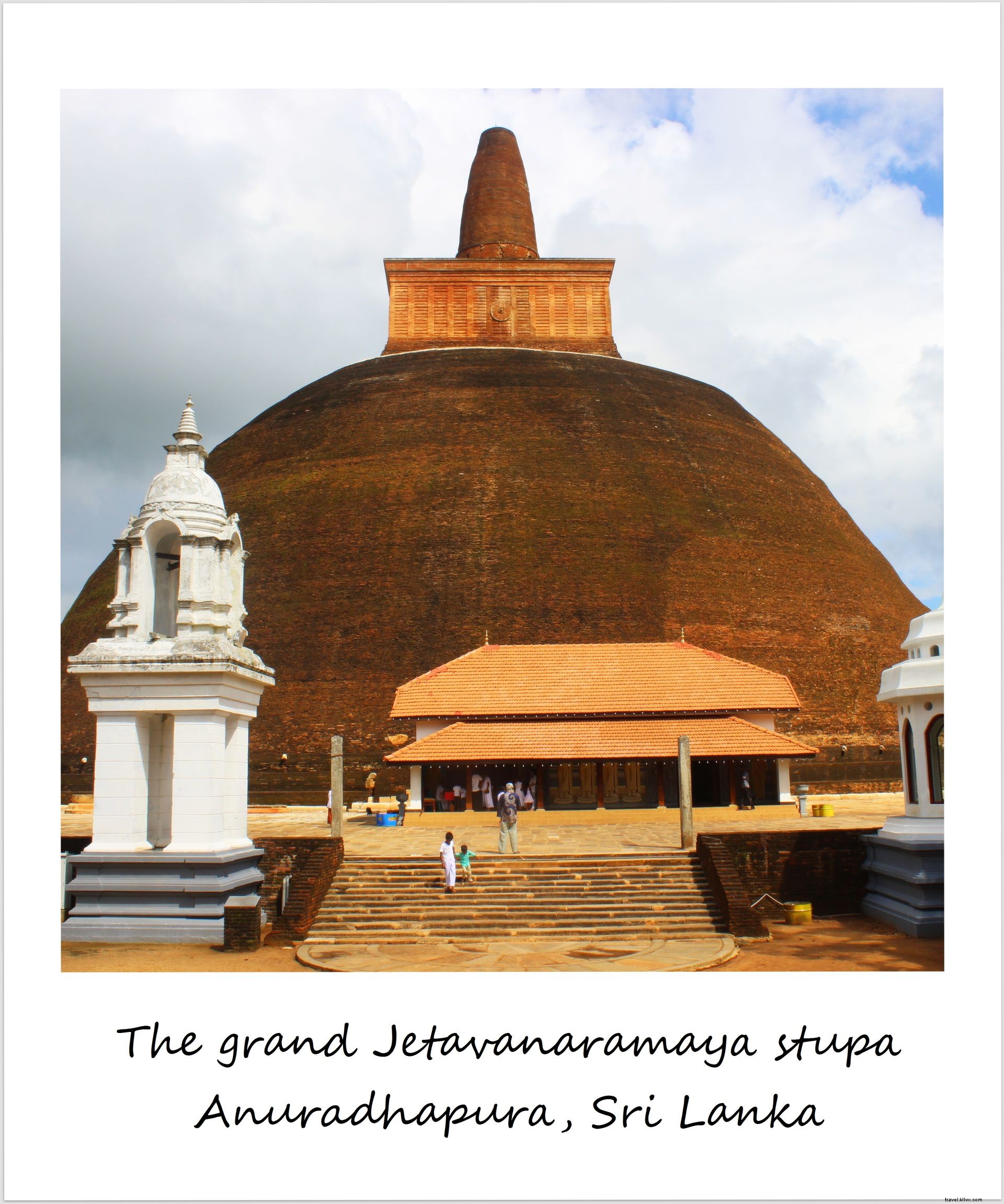 今週のポラロイド：アヌラーダプラの畏敬の念を起こさせるジェータワナラマヤ仏舎利塔、 スリランカ