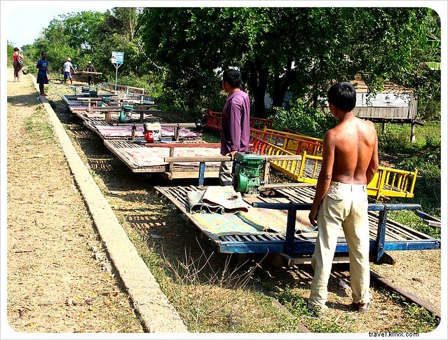 Un bizzarro viaggio in treno di bambù a Battambang