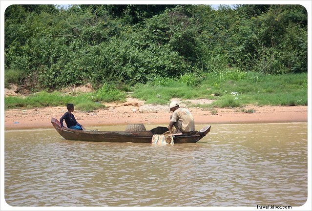 La vie sur l eau :Un village flottant sur le lac Tonlé Sap au Cambodge
