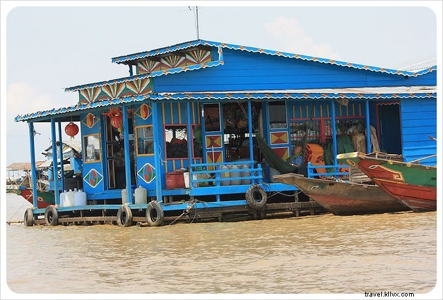 水上での生活：カンボジアのトンレサップ湖に浮かぶ村