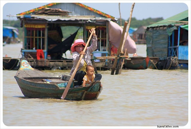 水上での生活：カンボジアのトンレサップ湖に浮かぶ村