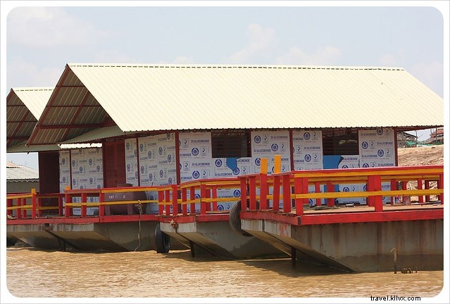 La vie sur l eau :Un village flottant sur le lac Tonlé Sap au Cambodge