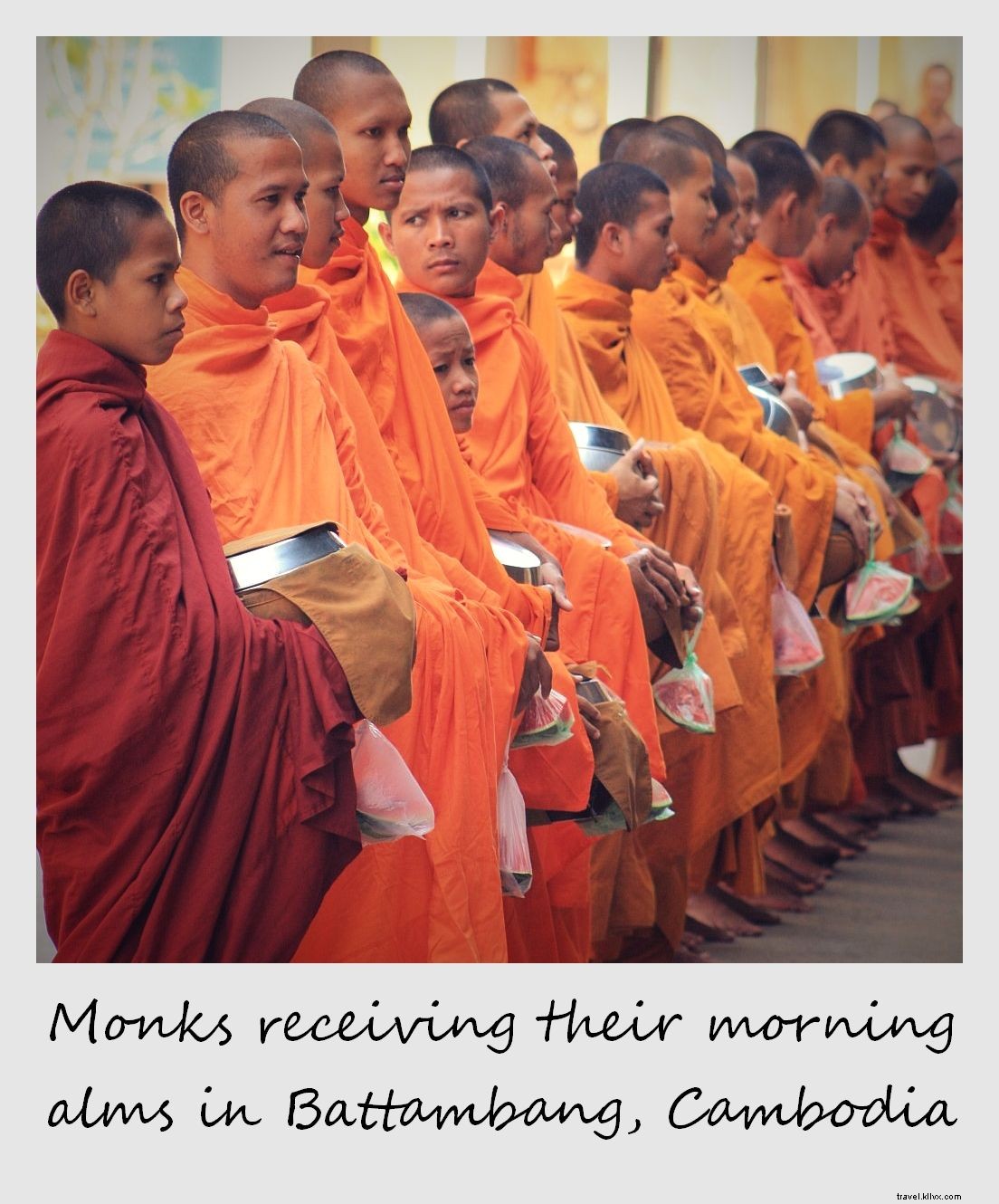 Polaroid de la semana:monjes que reciben su limosna matutina en Battambang, Camboya
