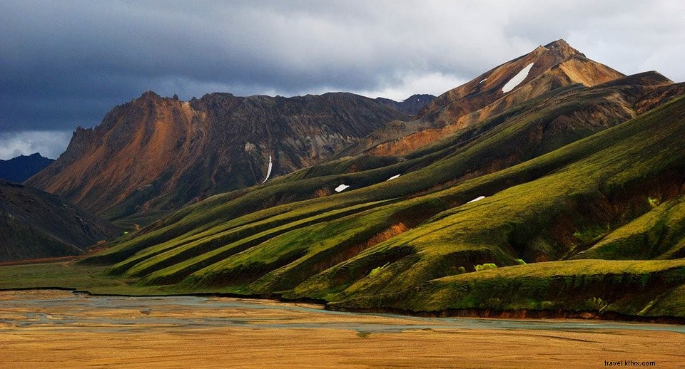 Trekking y senderos en las montañas arcoíris de Landmannalaugar en Islandia