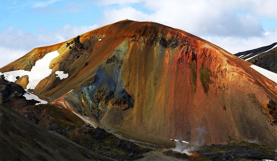 Trekking e trilhas nas montanhas arco-íris Landmannalaugar na Islândia