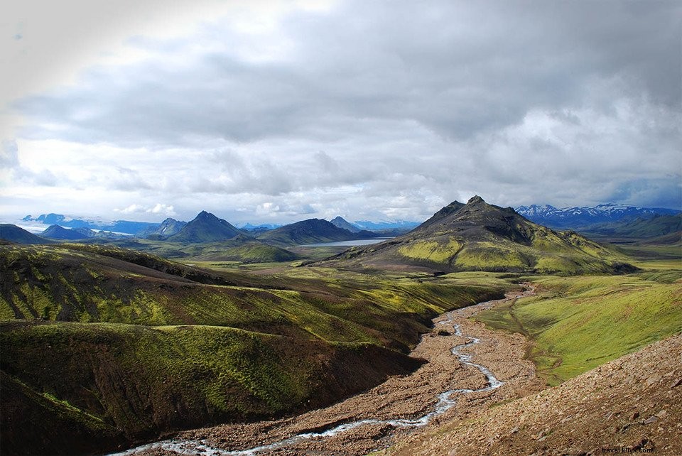 Trekking y senderos en las montañas arcoíris de Landmannalaugar en Islandia
