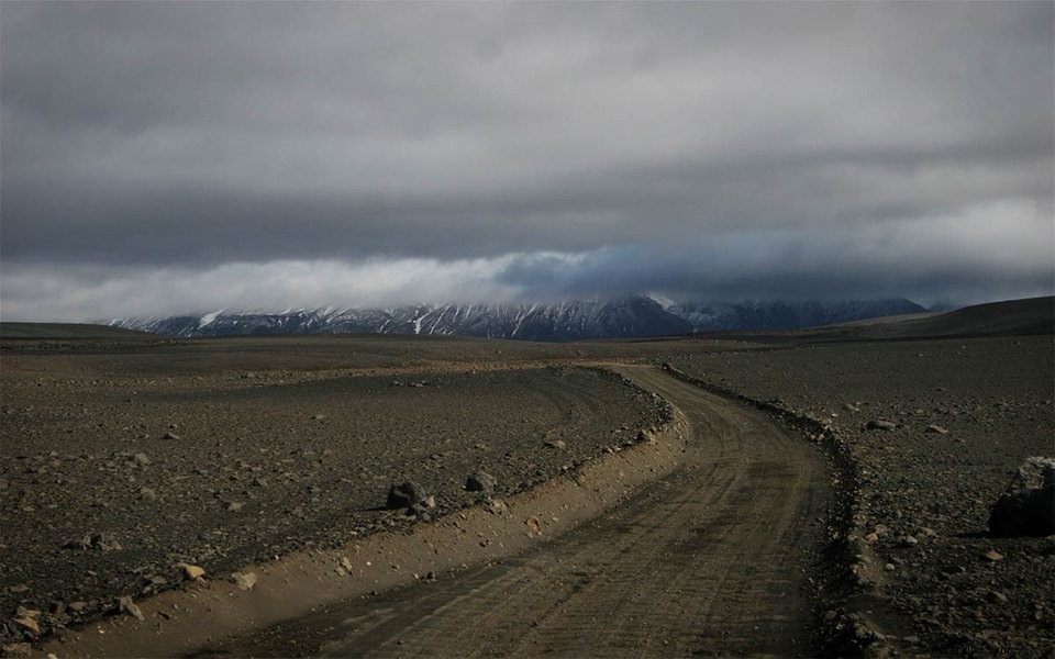 Trekking dan jalan setapak di pegunungan pelangi Landmannalaugar di Islandia