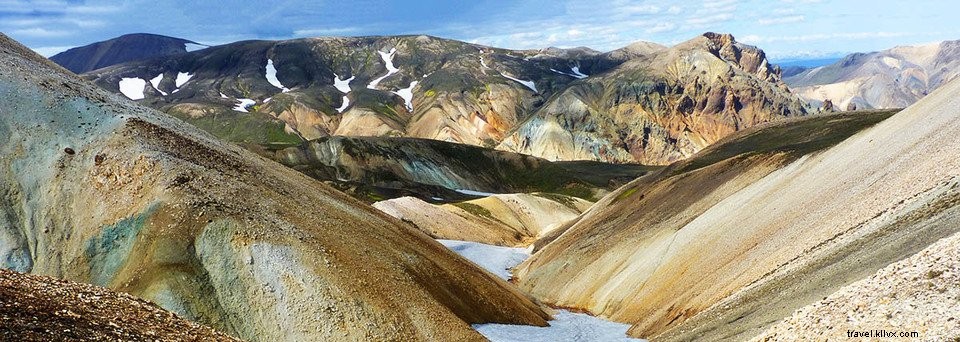 Trekking e trilhas nas montanhas arco-íris Landmannalaugar na Islândia