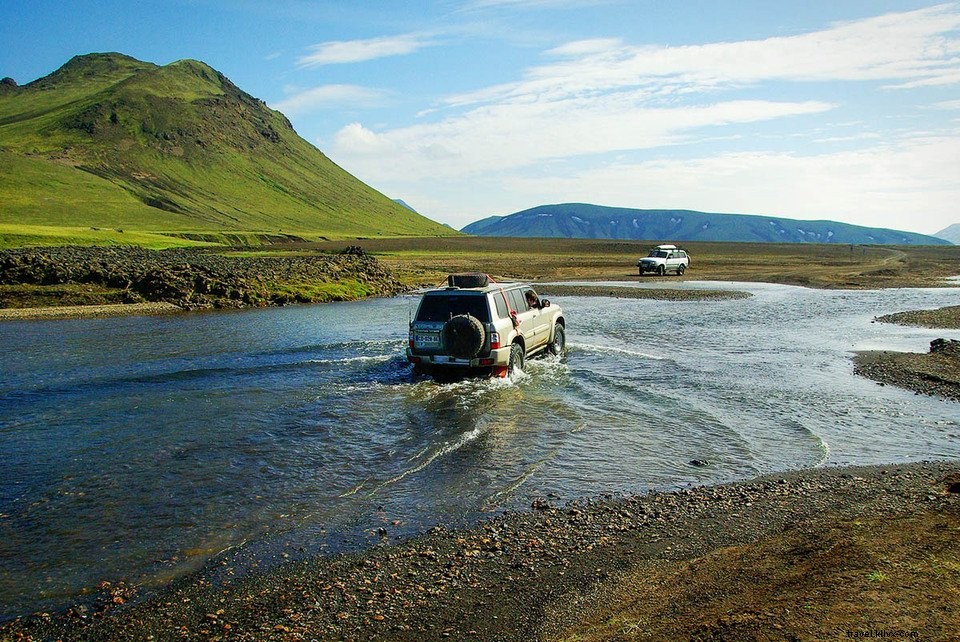 Trekking dan jalan setapak di pegunungan pelangi Landmannalaugar di Islandia