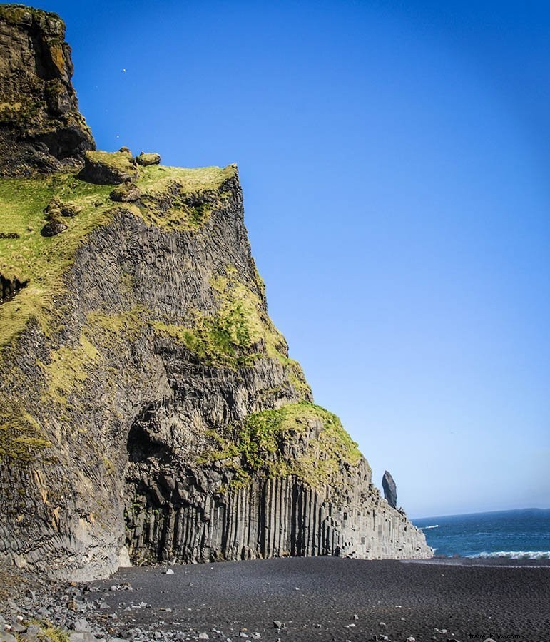 Guida definitiva alla spiaggia di sabbia nera di Reynisfjara in Islanda