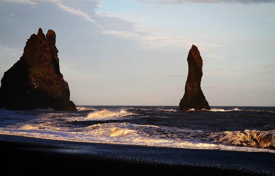 Guide ultime de la plage de sable noir de Reynisfjara en Islande