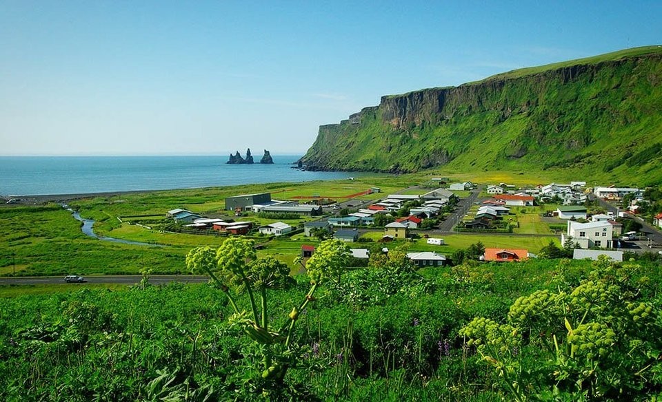 La guía definitiva de la playa de arena negra Reynisfjara en Islandia