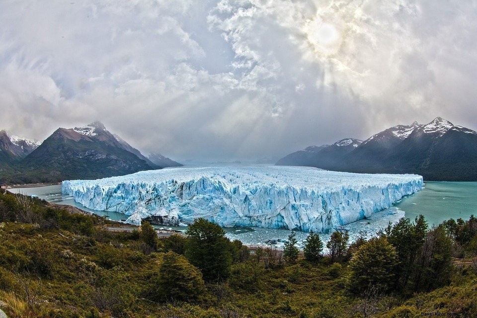 アルゼンチン南部：ペリトモレノ氷河、 ロスグラシアレス国立公園とフィッツロイ