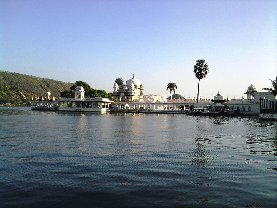 インドのウダイプール：湖に囲まれた都市