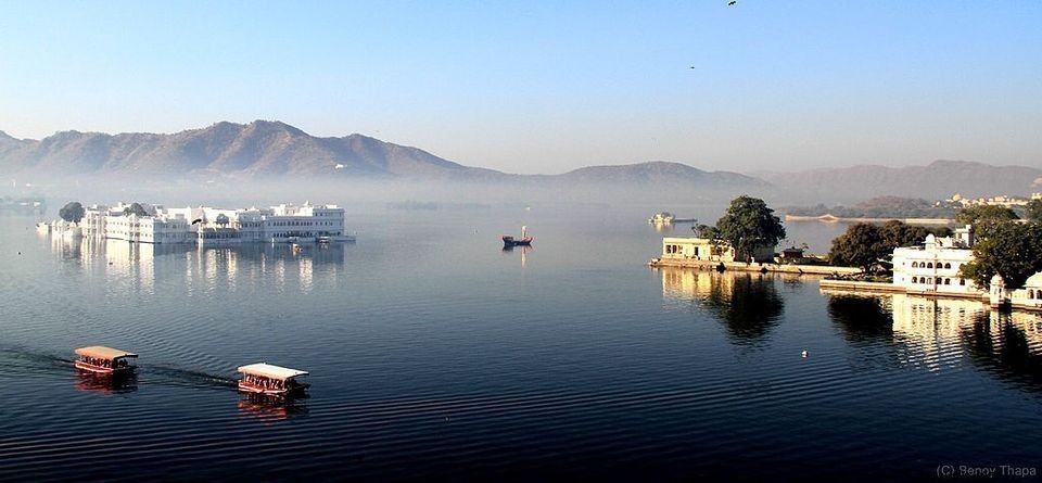 インドのウダイプール：湖に囲まれた都市